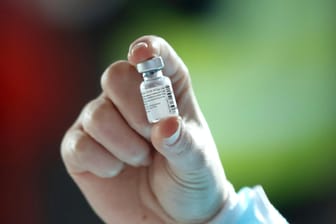 Eine symbolische Darstellung eines Corona-Impfstoffs: Unbekannte haben vertrauliche Dokumente manipuliert und im Internet veröffentlicht, meldete die Europäische Arzneimittelbehörde.