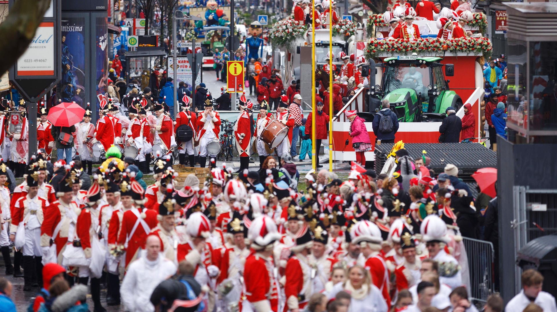 Karnevalisten beim Kölner Rosenmontagszug 2020 (Archivbild): Wegen der Corona-Pandemie ist die Veranstaltung für 2021 abgesagt worden.