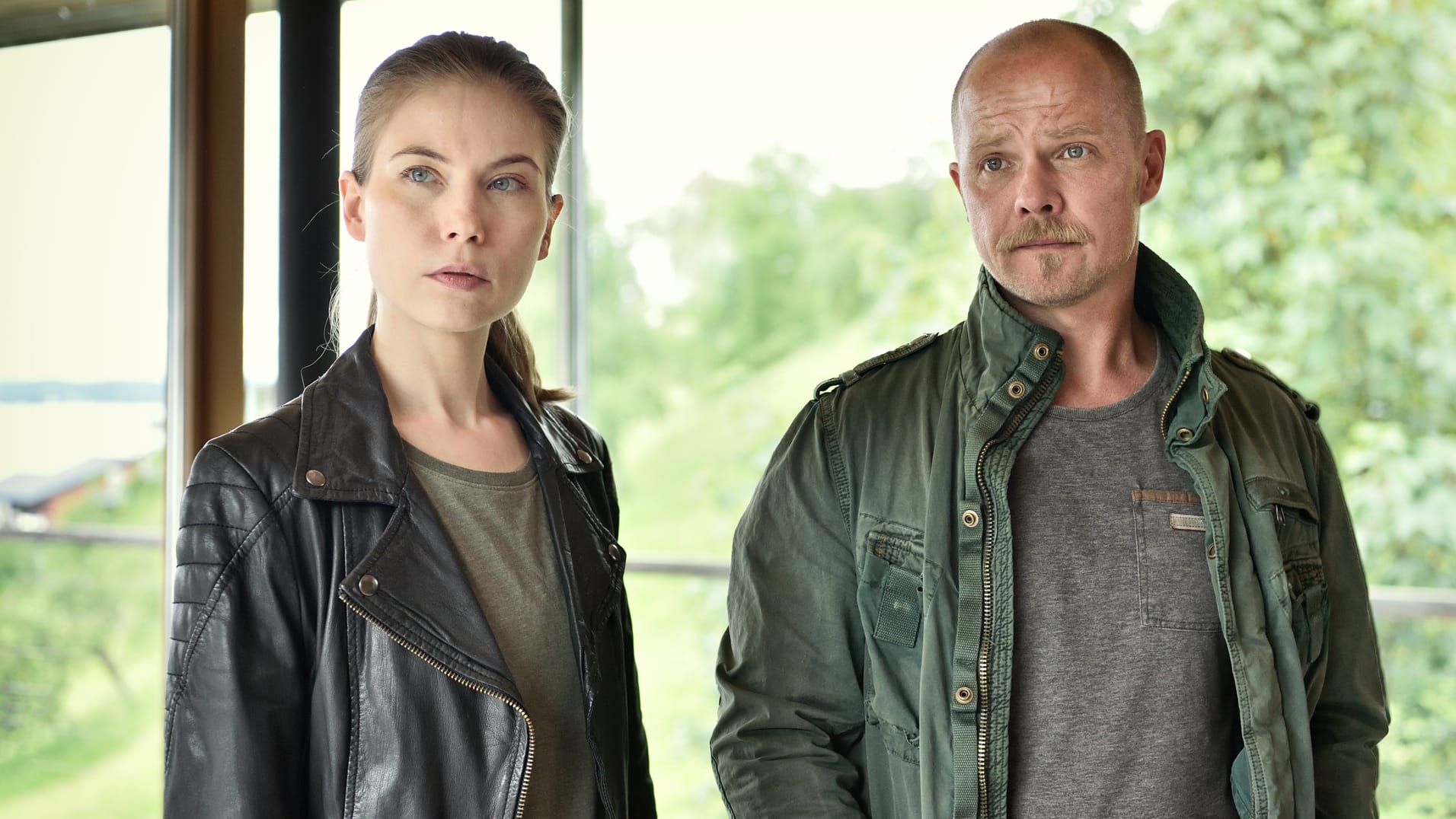 "Die Toten vom Bodensee – Der Wegspuk": Die Kommissare Micha Oberländer (Matthias Koeberlin) und Hannah Zeiler (Nora Waldstätten) im Zusammenspiel für die ZDF-Serie.