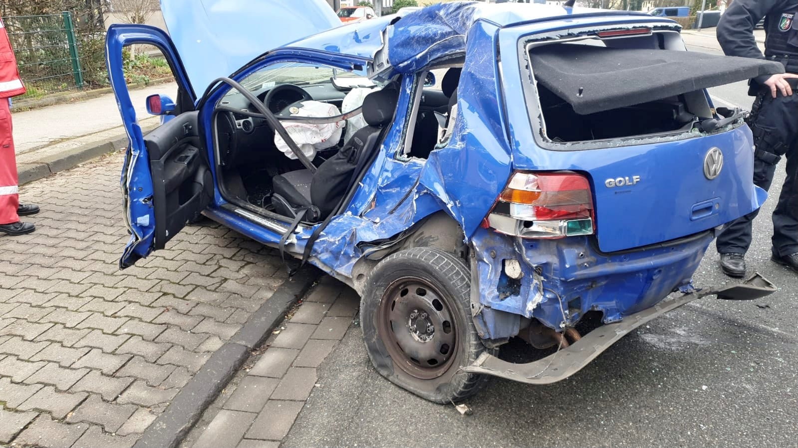 Der zerstörte VW-Golf: Der Fahrer des Wagens wollte vor einer möglichen Polizeikontrolle flüchten und verursachte dabei einen schweren Unfall. Der zerstörte VW-Golf: Der Fahrer des Wagens wollte vor einer möglichen Polizeikontrolle flüchten und verursachte dabei einen schweren Unfall.