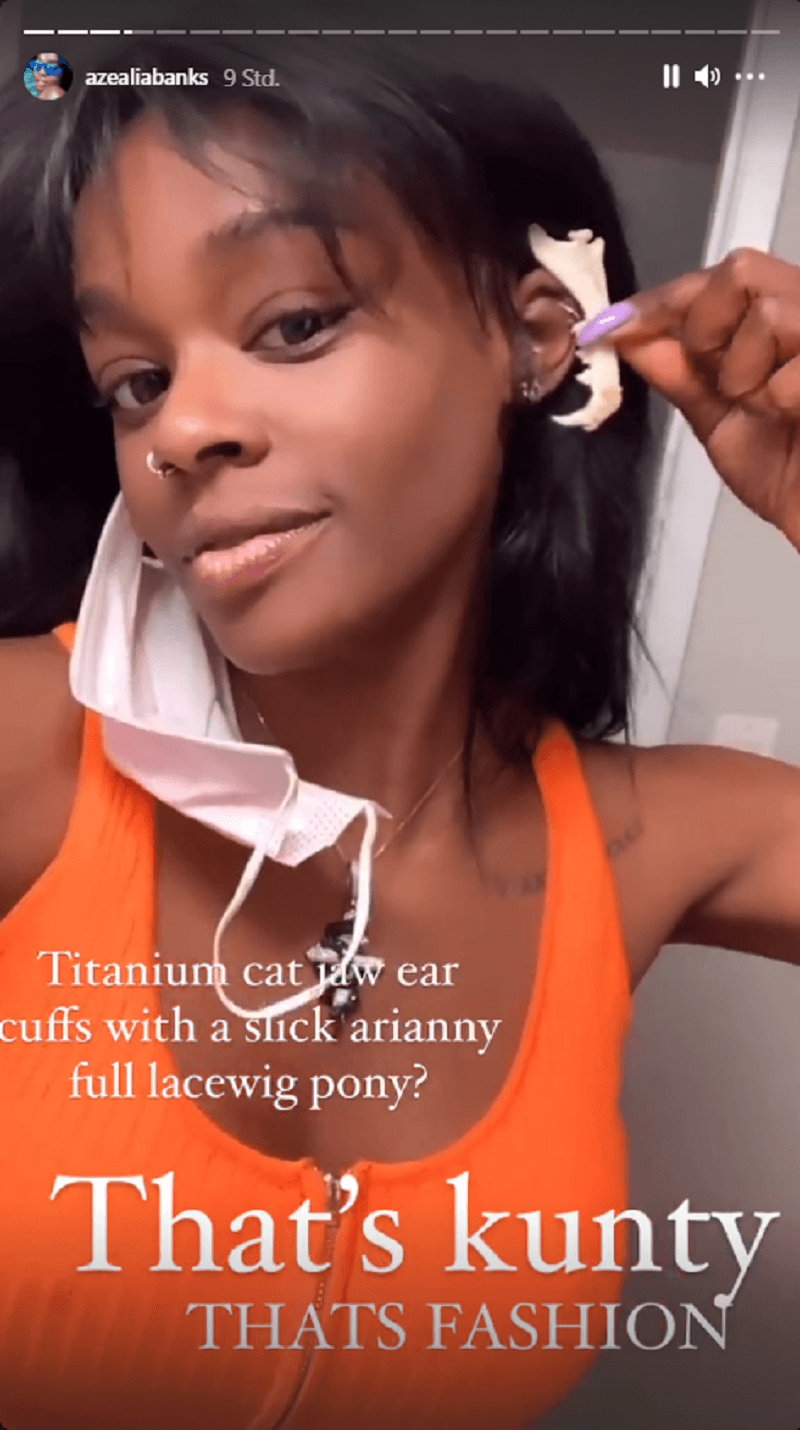 Azealia Banks: Sie hält Teile des Kiefers ihrer toten Katze an ihr Ohr.