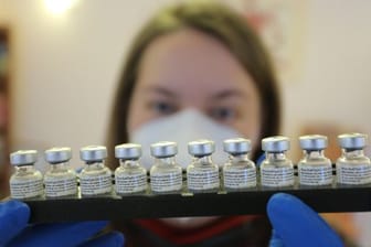 Ein Mitarbeiterin eines mobilen Impfteams in Halberstadt hält ein Tablett mit Impffläschchen der Firma Biontech/Pfizer.