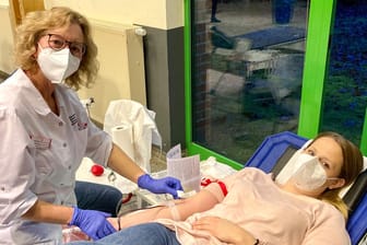 Einer Freiwilligen wird Blut abgenommen (Archivbild): Mit Maske und Hygieneregeln kann auch in Corona-Zeiten Blut gespendet werden