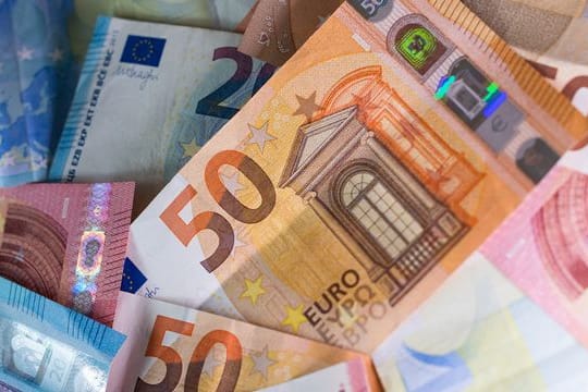 Geld ausgeben scheint in der Corona-Krise gar nicht so einfach: Menschen in Deutschland haben so viel Vermögen angespart wie noch nie.