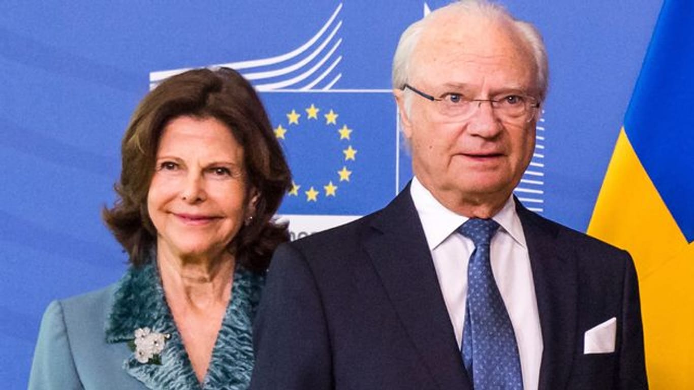 König Carl Gustaf von Schweden und seine Frau, Königin Silvia, haben sich gegen Corona impfen lassen. König Carl Gustaf von Schweden und seine Frau, Königin Silvia, haben sich gegen Corona impfen lassen.
