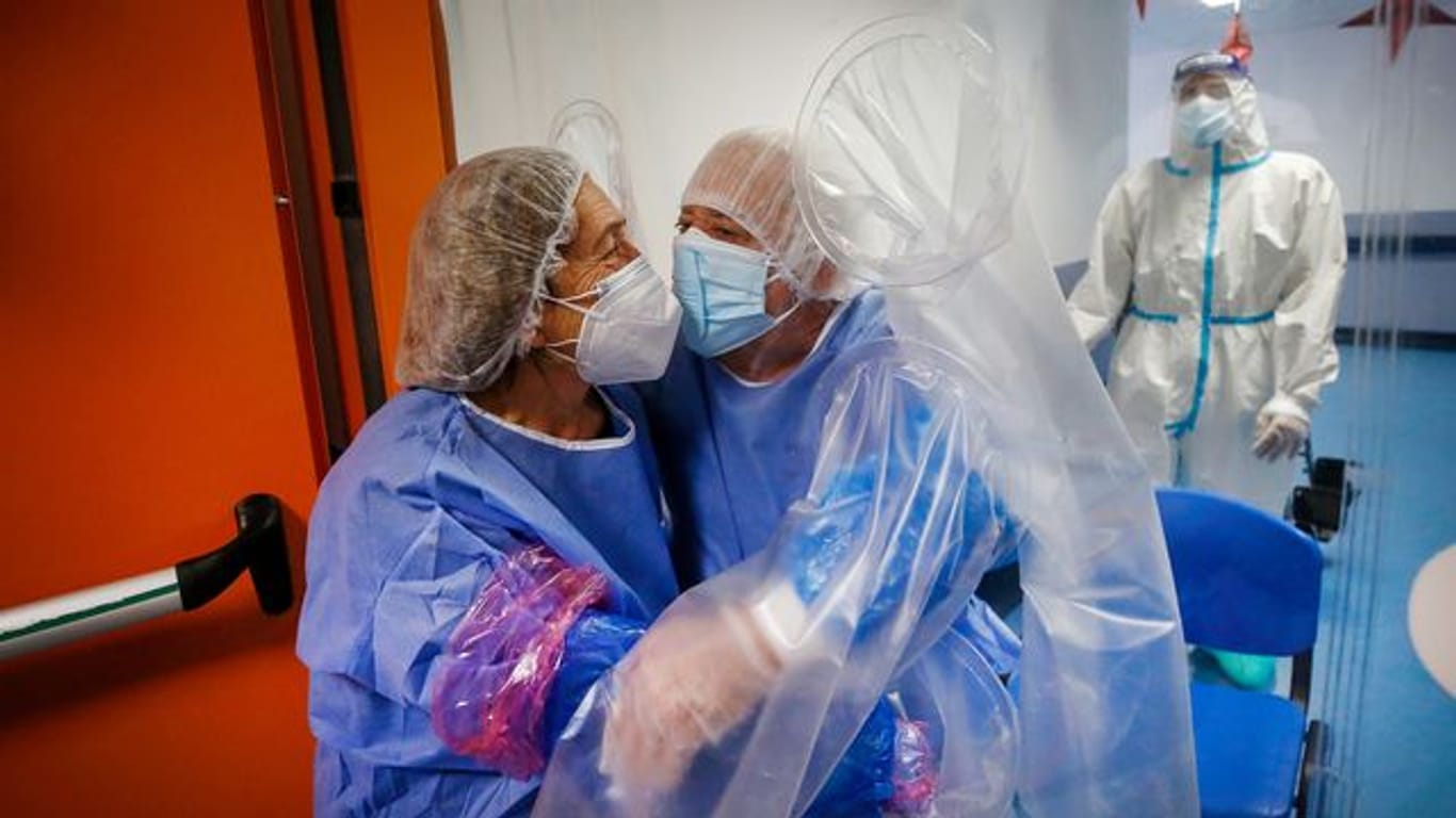 Eine Kunststoffplane trennt Alida und ihren Mann Salvatore, einen Corona-Patienten, im sogenannten Umarmungszelt im New Castelli's Hospital in Italien.