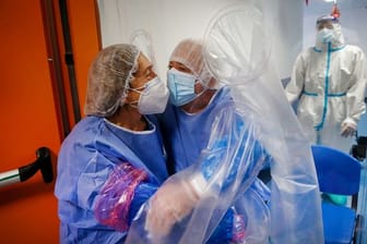 Eine Kunststoffplane trennt Alida und ihren Mann Salvatore, einen Corona-Patienten, im sogenannten Umarmungszelt im New Castelli's Hospital in Italien.