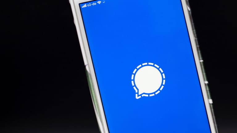 Das Logo von Signal auf einem Smartphone: Am Freitagabend gab es Störungen beim Messenger.