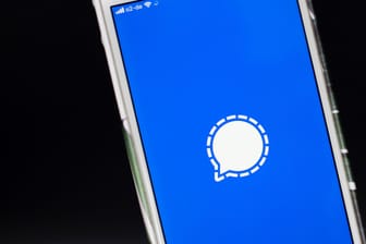 Das Logo von Signal auf einem Smartphone: Am Freitagabend gab es Störungen beim Messenger.