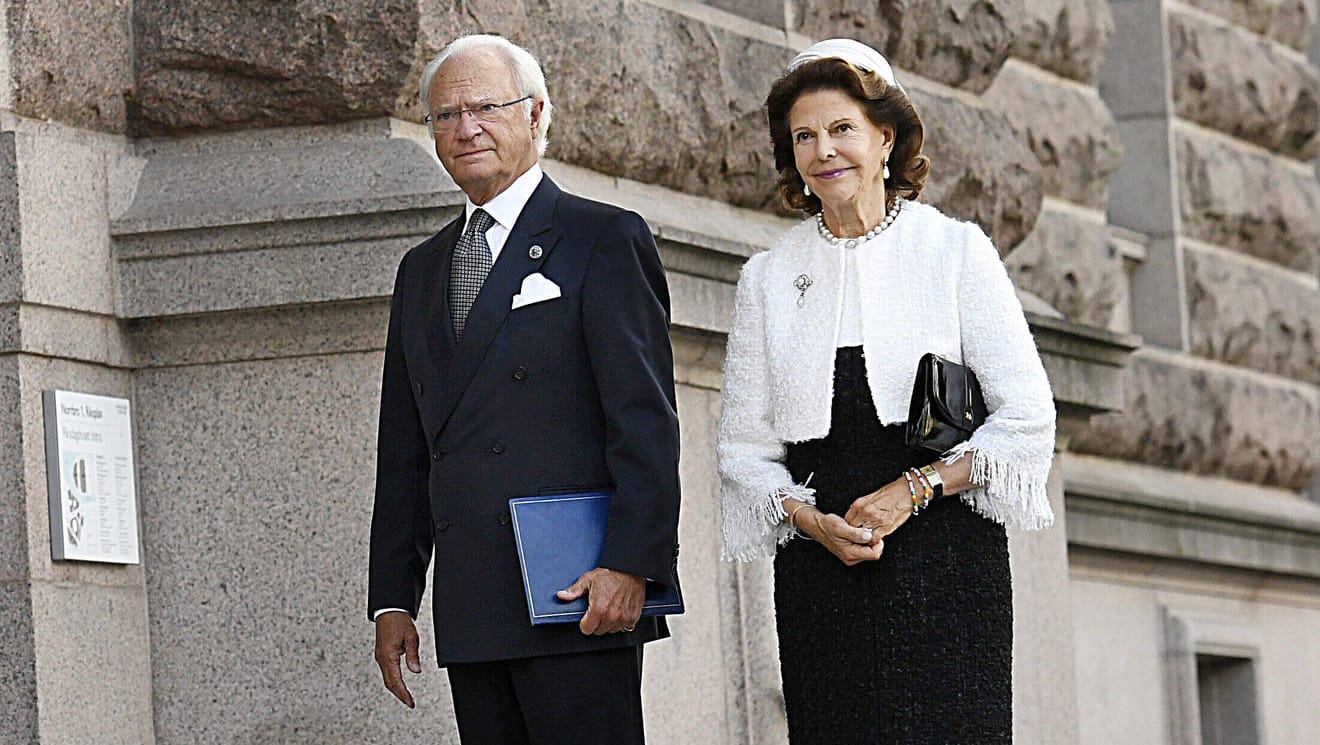 Schwedens König Carl XVI und seine Frau, Königin Sofia bei einem öffentlichen Auftritt 2020.