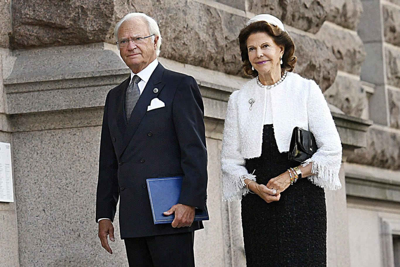 Schwedens König Carl XVI und seine Frau, Königin Sofia bei einem öffentlichen Auftritt 2020.