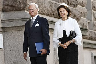 Schwedens König Carl XVI und seine Frau, Königin Sofia bei einem öffentlichen Auftritt 2020.