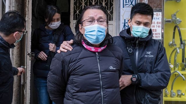 Daniel Wong Kwok-tung (l), Bezirksrat und Anwalt aus dem Stadtteil Kowloon in Hongkong, wird von Polizisten aus seinem Büro eskortiert.