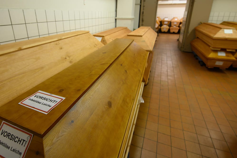 Covid-19-Tote: Im Kühlraum des Krematoriums in Döbeln in Sachsen stehen Särge, teils mit Warnung "Vorsicht infektiöse Leiche".