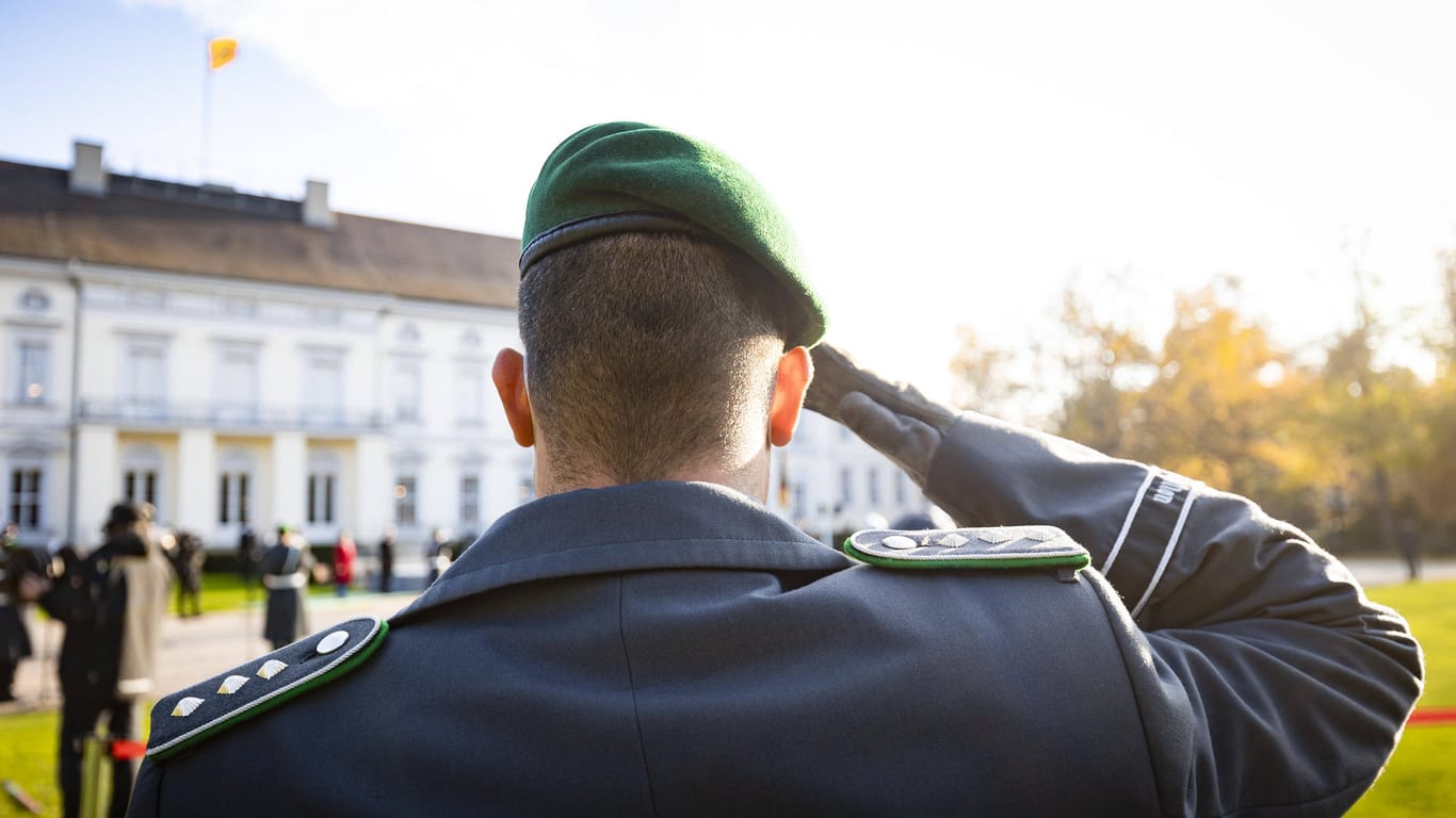 Soldat der Bundeswehr salutiert: Die Kameraden obliegen einer besonderen Impf-Regelung.
