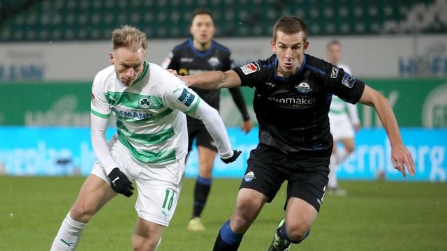 Havard Nielsen (l) kam mit Fürth gegen Uwe Hünemeier und Paderborn nicht über ein Remis hinaus.