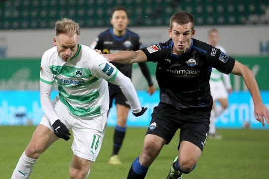 Havard Nielsen (l) kam mit Fürth gegen Uwe Hünemeier und Paderborn nicht über ein Remis hinaus.