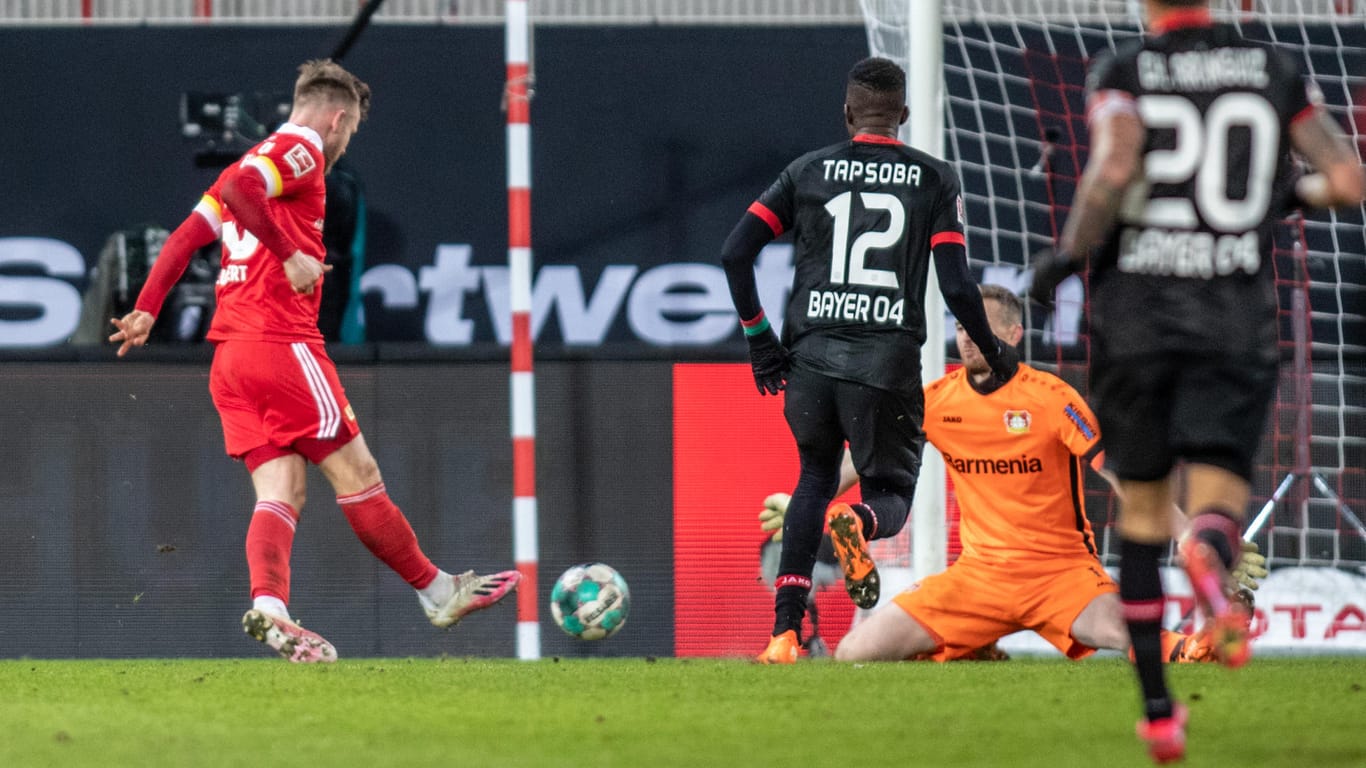 Die Entscheidung: Unions Teuchert (l.) trifft gegen Bayer-Keeper Radecky.