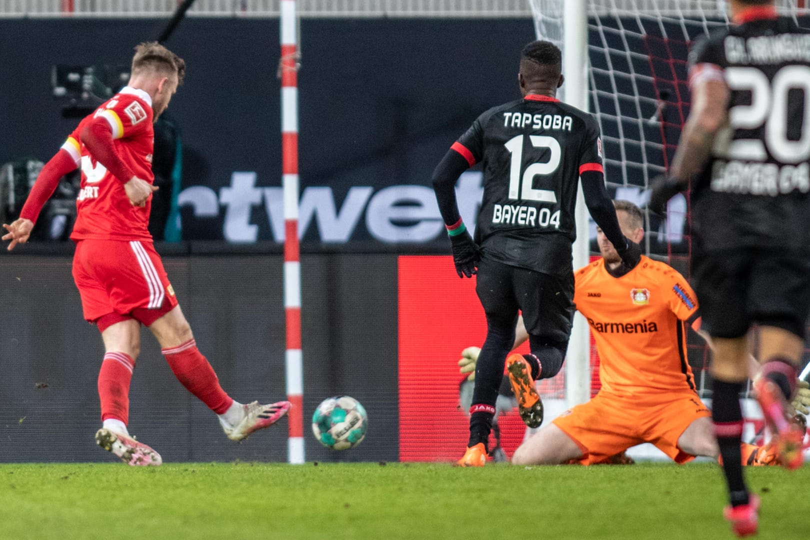 Die Entscheidung: Unions Teuchert (l.) trifft gegen Bayer-Keeper Radecky.