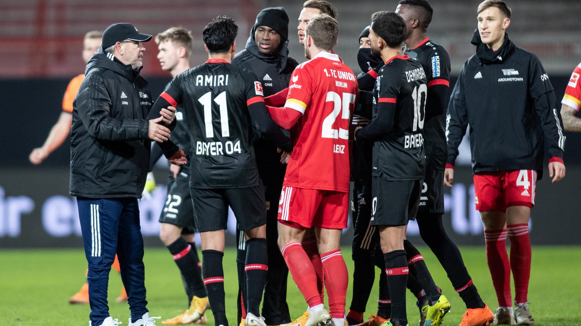 Hitzige Szenen nach dem Spiel: Leverkusens Amiri (M.) kann von Teamkollegen und Gegenspielern kaum beruhigt werden.