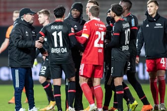 Hitzige Szenen nach dem Spiel: Leverkusens Amiri (M.) kann von Teamkollegen und Gegenspielern kaum beruhigt werden.