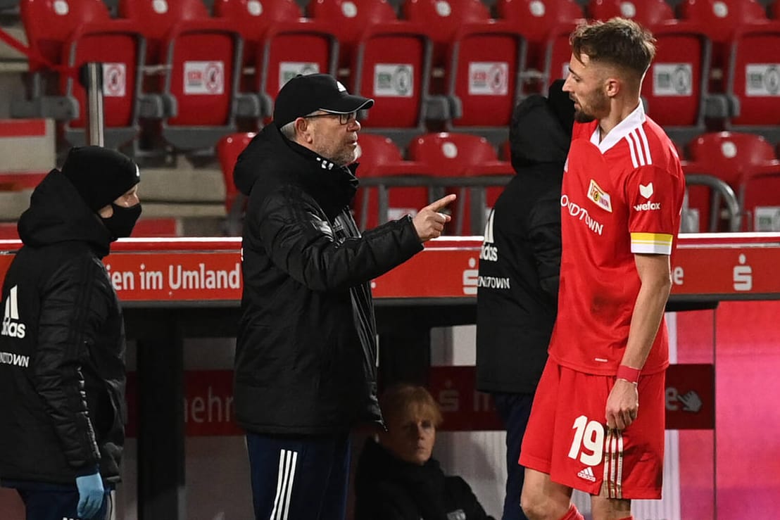 Union Berlins Trainer Urs Fischer im Gespräch mit Spieler Florian Hübner: Der Berliner Coach verspricht Aufklärung im Rassismus-Eklat um Leverkusens Nadiem Amiri.