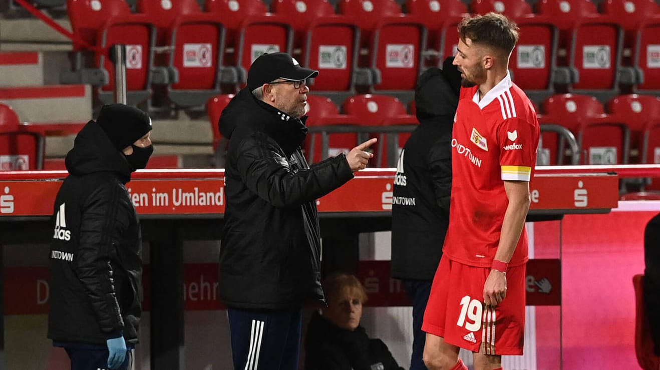 Union Berlins Trainer Urs Fischer im Gespräch mit Spieler Florian Hübner: Der Berliner Coach verspricht Aufklärung im Rassismus-Eklat um Leverkusens Nadiem Amiri.