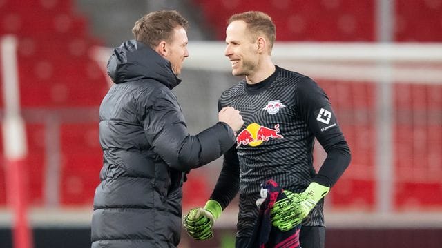 Leipzigs Torwart Peter Gulacsi (r) im Gespräch mit seinem Trainer Julian Nagelsmann.