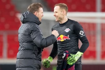 Leipzigs Torwart Peter Gulacsi (r) im Gespräch mit seinem Trainer Julian Nagelsmann.