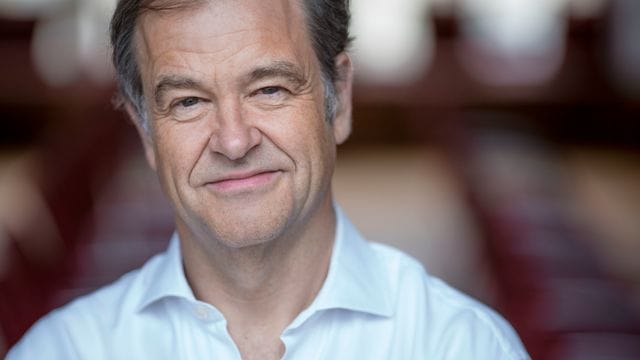 Der renommierte britische Pianist Julius Drake hat die neuen Brexit-Visaregeln für Kunstschaffende als Albtraumszenario kritisiert. Der renommierte britische Pianist Julius Drake hat die neuen Brexit-Visaregeln für Kunstschaffende als Albtraumszenario kritisiert.