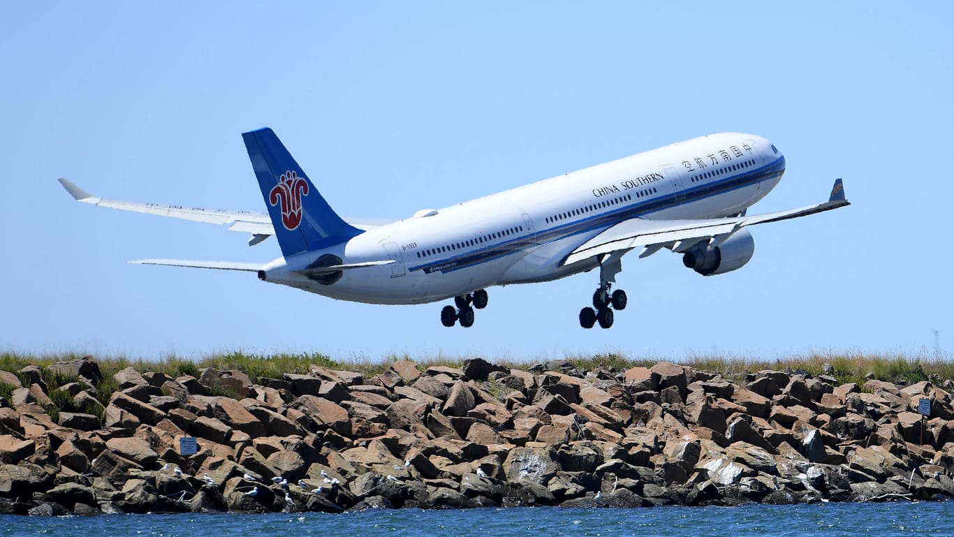 Ein Airbus startet in Sidney: Weltweit ging die Zahl der Passagiere 2020 um 60 Prozent zurück