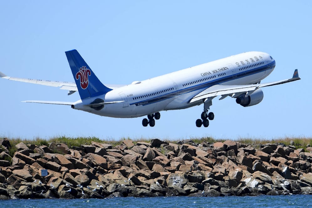 Ein Airbus startet in Sidney: Weltweit ging die Zahl der Passagiere 2020 um 60 Prozent zurück