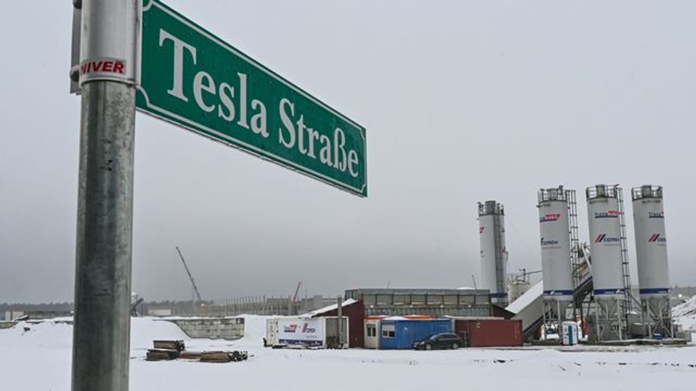 Eingeschneit ist das Baugelände der Tesla Giga-Factory: Der Bau kann nach geleisteter Sicherheitszahlung weitergehen.