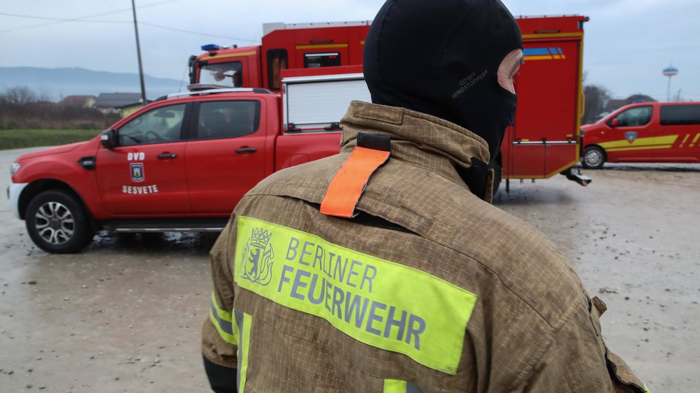 "Berliner Feuerwehr" steht auf der Jacke eines Feuerwehrmannes (Symbolbild): Die Berliner Feuerwehr hat mit besonders vielen Corona-Fällen zu kämpfen.