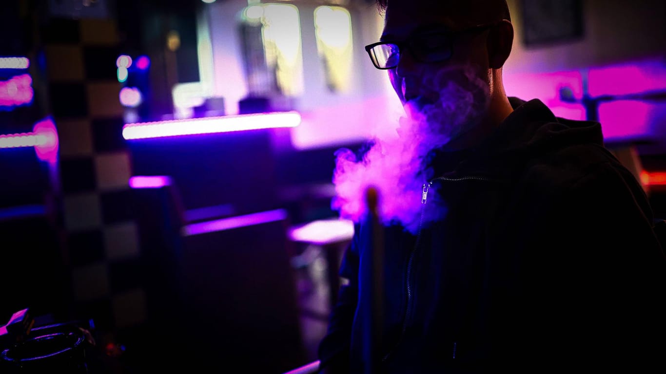 Eine Person raucht Wasserpfeife (Symbolbild): In Hamburg ist die Polizei erneut gegen eine illegale Zusammenkunft in einer Bar vorgegangen.