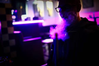 Eine Person raucht Wasserpfeife (Symbolbild): In Hamburg ist die Polizei erneut gegen eine illegale Zusammenkunft in einer Bar vorgegangen.