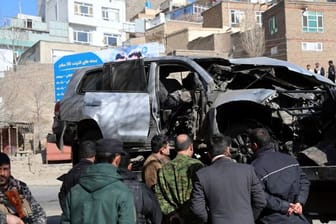 Afghanische Sicherheitsbeamte inspizieren den Ort eines Bombenanschlags in Kabul, bei dem zwei Polizisten getötet wurden.