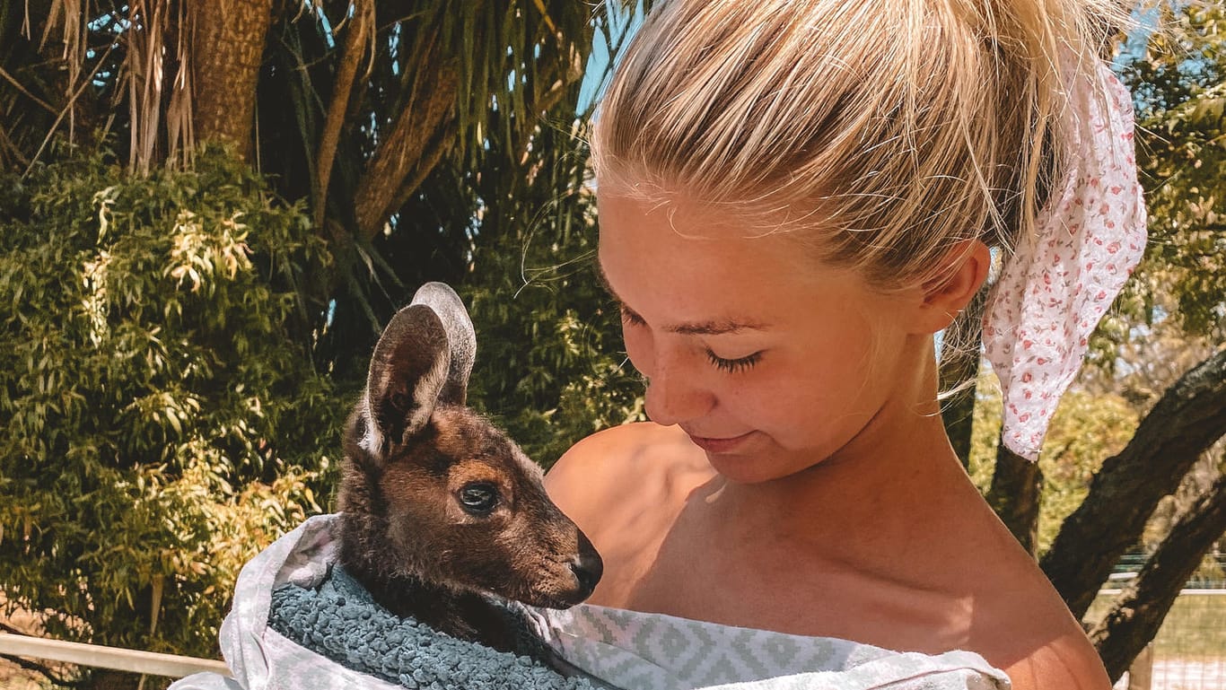 Nicole Pern aus Unna mit einem Känguru: Sie war schon eine Weile in Australien, als plötzlich Corona zuschlug und ihre Pläne durcheinanderwirbelte.