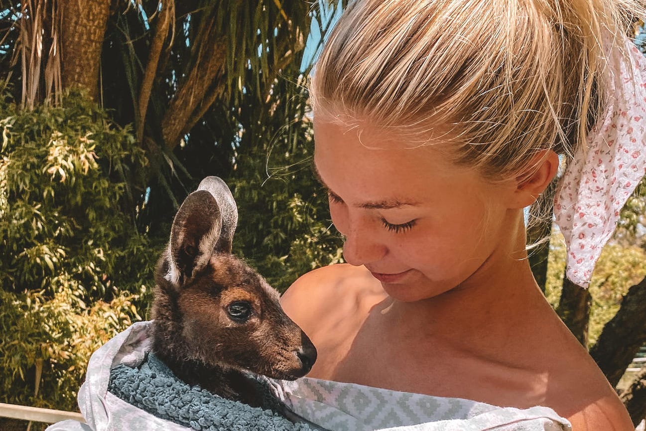 Nicole Pern aus Unna mit einem Känguru: Sie war schon eine Weile in Australien, als plötzlich Corona zuschlug und ihre Pläne durcheinanderwirbelte.