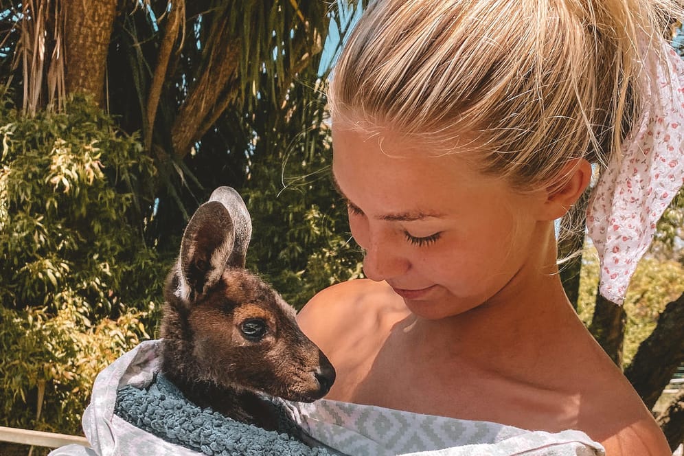 Nicole Pern aus Unna mit einem Känguru: Sie war schon eine Weile in Australien, als plötzlich Corona zuschlug und ihre Pläne durcheinanderwirbelte.