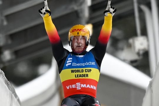 Rodler Felix Loch jubelt über seinen Sieg in Oberhof.