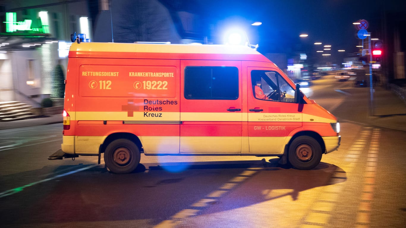 Rettungswagen im Einsatz: Ein 19-Jähriger ist bei einer Messerstecherei in Gelsenkirchen gestorben.