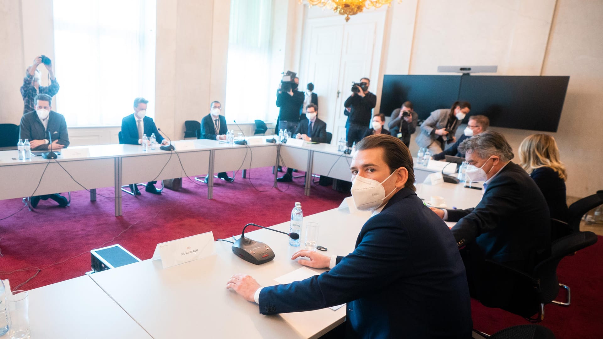 Kanzler Sebastian Kurz (vorne) diskutiert mit seiner Regierung Corona-Maßnahmen