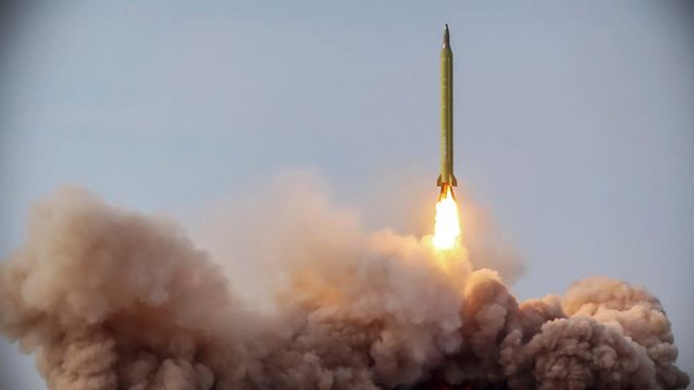 Das von der iranischen Revolutionsgarde zur Verfügung gestellte Foto zeigt eine Rakete, die bei einer Übung gestartet wird.