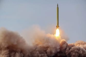 Das von der iranischen Revolutionsgarde zur Verfügung gestellte Foto zeigt eine Rakete, die bei einer Übung gestartet wird.