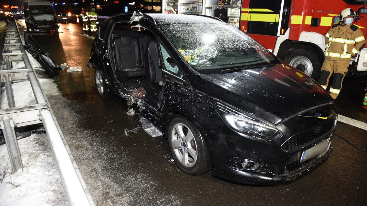 Ein Autowrack und ein Transporter dahinter stehen an einer Unfallstelle an der A14: Ein Mann kam bei dem Unfall ums Leben.