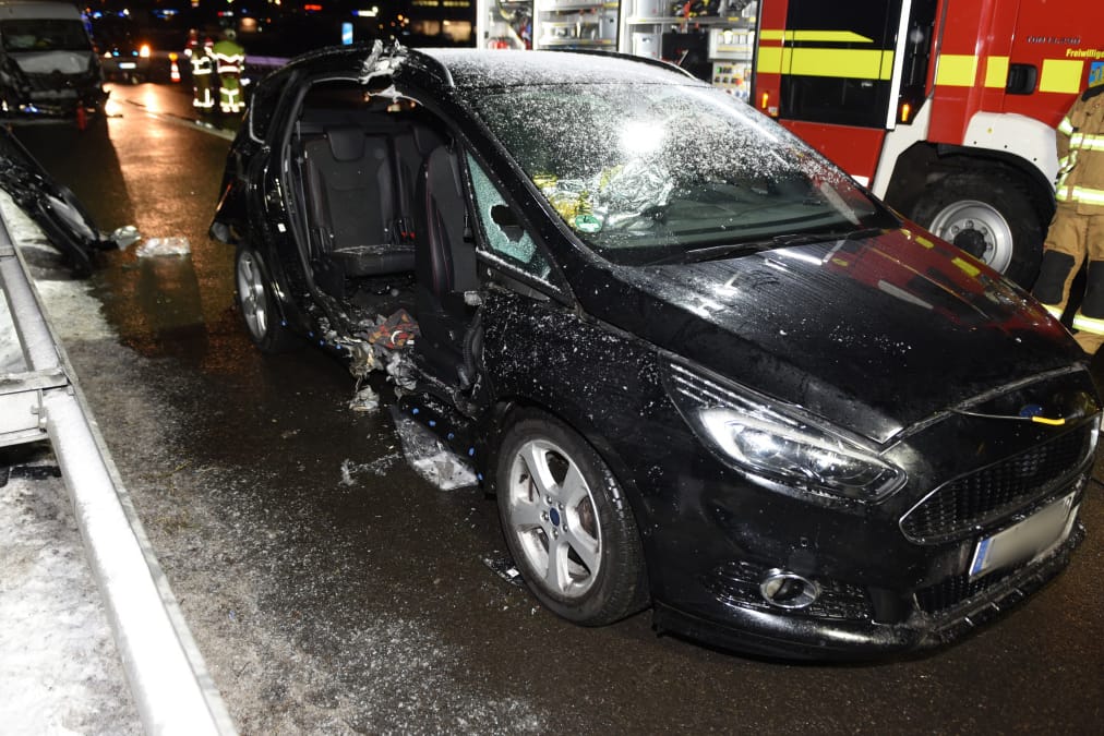 Ein Autowrack und ein Transporter dahinter stehen an einer Unfallstelle an der A14: Ein Mann kam bei dem Unfall ums Leben.