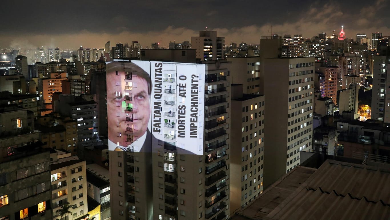 "Wie viele Tote noch bis zur Amtsenthebung?", fragt diese Projektion in Sao Paulo am Freitag.