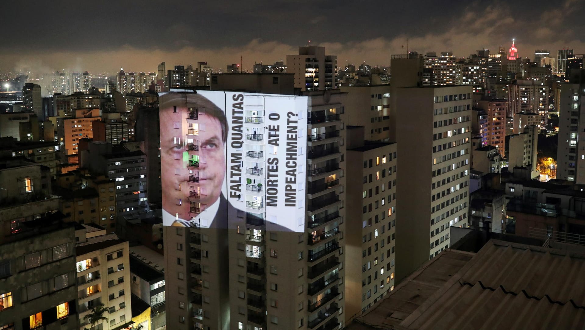 "Wie viele Tote noch bis zur Amtsenthebung?", fragt diese Projektion in Sao Paulo am Freitag.