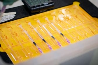 Spritzen mit dem Impfstoff der Hersteller Biontech/Pfizer liegen in einer Box in einem Berliner Impfzentrum.